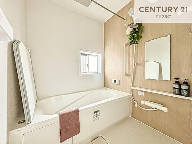 1日の疲れをしっかりと癒してくれる浴室です。おうちの素敵なリラクゼーション場所ですね。(同仕様)