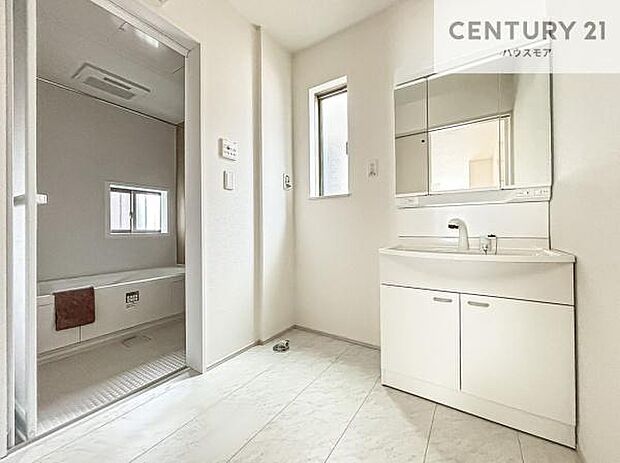 小窓付きの明るい洗面室です!湿気もすぐに入れ替えができて清潔に保つことができます!自然光が差し込むのでお化粧の仕上がりも良くなりますね!(同仕様)