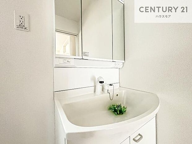 洗面台のボウルが深く床に水が跳ねにくいです!それにお掃除がしやすい使い勝手の良い白を基調とした清潔感のある洗面台で気持ちよくお使いいただけます!(同仕様)