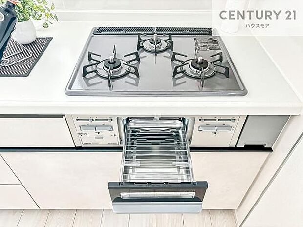 コンロは三口あるのでお料理の同時進行ができます。もちろんグリル付きです。調理スペースも広々している為作業がしやすい!使い勝手が良いシステムキッチンです!(同仕様)