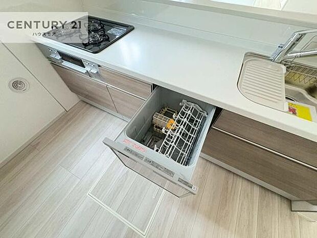 食洗機付き!忙しい時や冬場は手荒れ防止として大活躍します!ビルトイン仕様なので、場所も取らず調理スペースも広く使えて手際よく作業が出来ます!