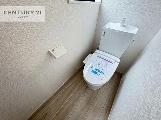 1・2階にトイレがございます!朝の忙しい時間帯も待たずにすみそうですね。白を基調とした清潔感のあるトイレでお手入れがしやすいです!