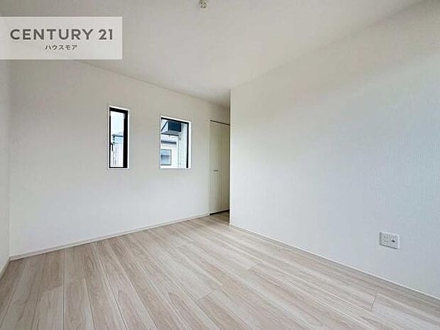 明るい室内は、風通しも良く、明るく大変居心地の良い空間となっております。リラックスして過ごせる心地の良いお部屋です!朝の目覚めがスッキリしますね!