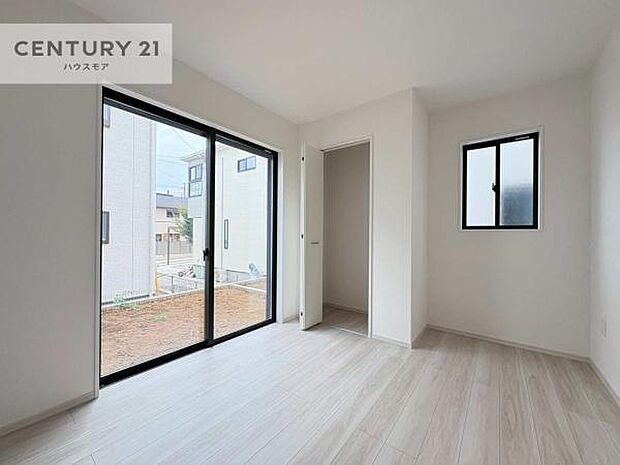 リビングと隣接した洋室です!家事の休憩スペースやキッズスペースとして活用するのもよさそうですね!