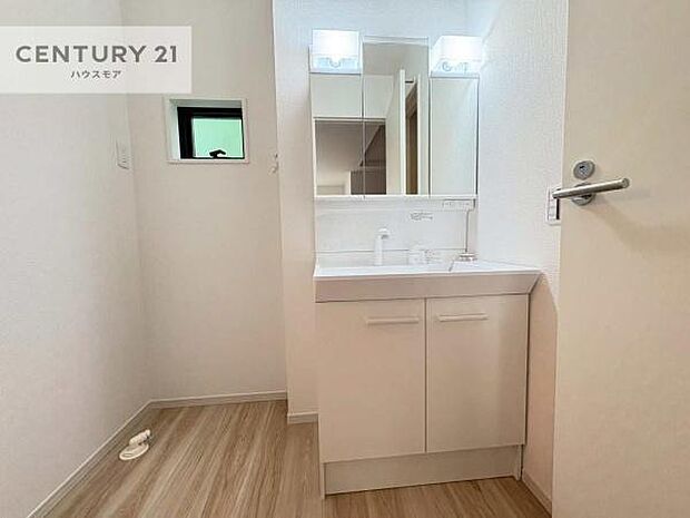 小窓付きの明るい洗面室です!湿気もすぐに入れ替えができて清潔に保つことができます!自然光が差し込むのでお化粧の仕上がりも良くなりますね!