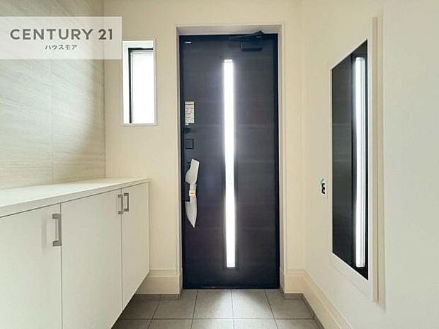 シューズボックス付きなので、玄関が片付きお掃除がしやすいです!スッキリした玄関で戸を開けた瞬間、清潔感のある心地いい空間が出迎えてくれます。