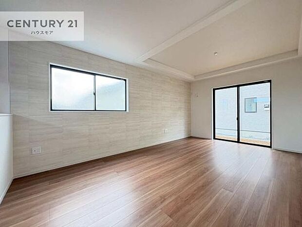 大きな窓からたっぷりの陽ざしが入る明るいリビング。開放感のあるリビングで家族団らんのくつろぎの時間を過ごせます。