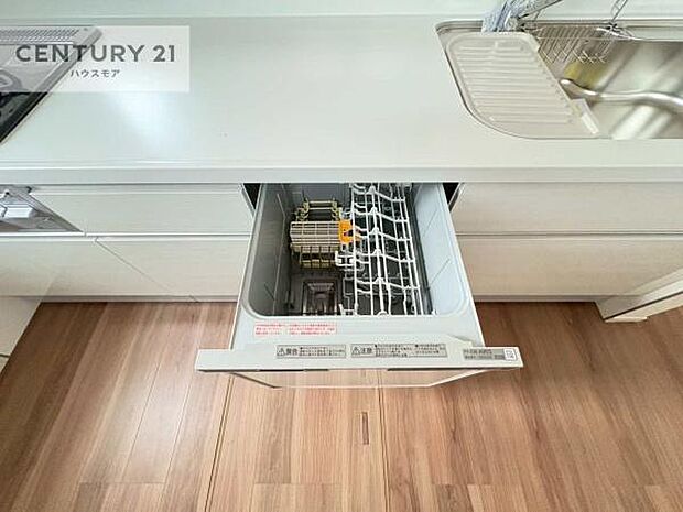 食洗機付き!忙しい時や冬場は手荒れ防止として大活躍します!ビルトイン仕様なので、場所も取らず調理スペースも広く使えて手際よく作業が出来ます!