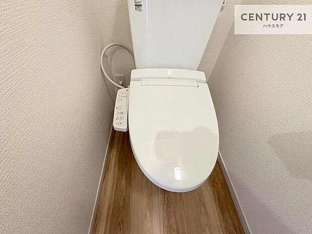 1・2階にトイレがございます!朝の忙しい時間帯も待たずにすみそうですね。白を基調とした清潔感のあるトイレでお手入れがしやすいです!
