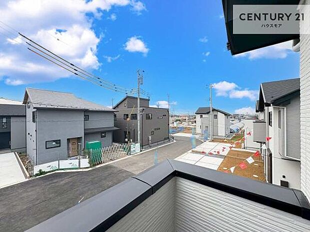 落ち着きある住宅街です!周囲には高い建物がなく、空が広く開放感があり、陽当たりを大きく遮られることもありません!気持ちの良い風が通り抜ける街並みです!
