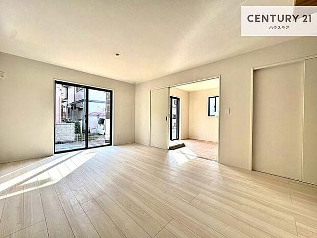 優しい陽だまりがリビングを包んでくれて居心地の良い空間を演出してくれます!くつろぎの時間を過ごせます!【現地販売会開催中】