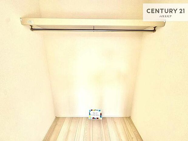 ウォークインクローゼット付きです。たくさんのお洋服などを収納しておけそうですね!他にも扇風機や加湿器など季節物の大きな家電も収納できます!【現地販売会開催中】