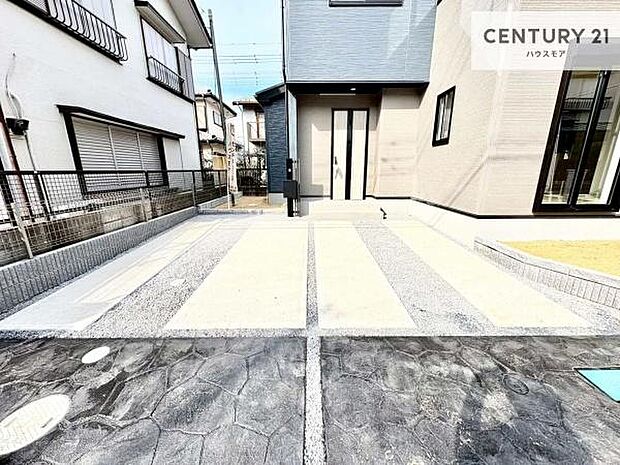 駐車スペースは2台分あります!セカンドカーはもちろん、バイクや自転車なども置き場所に困りません。【現地販売会開催中】