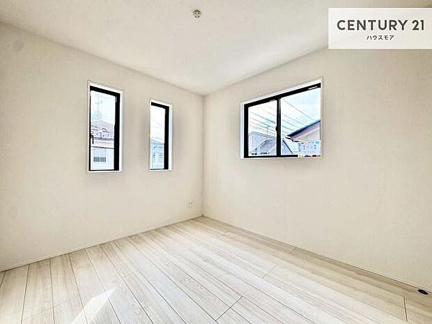 2面採光を確保した明るい室内は、風通しも良く、明るく大変居心地の良い空間となっております。リラックスして過ごせる心地の良いお部屋です!朝の目覚めがスッキリしますね。【現地販売会開催中】