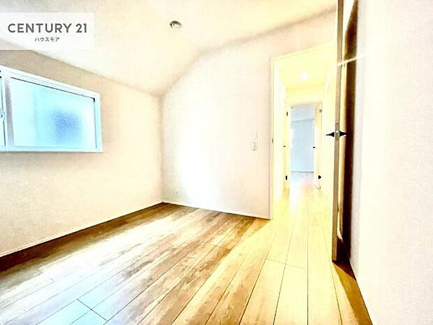 掃き出し窓がなく、防犯面にも配慮された洋室。お子様のお部屋としても安心してご利用いただけます。