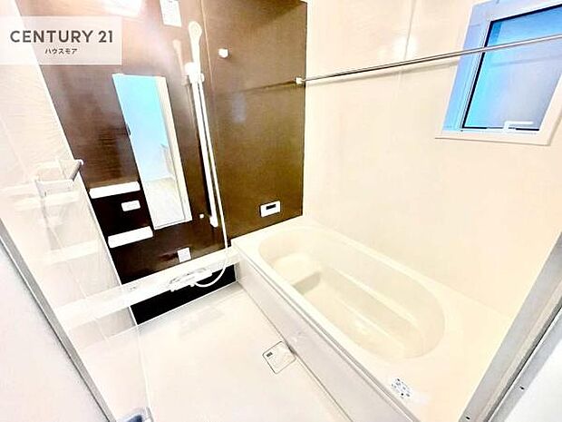 広々バスで一日の疲れをリフレッシュ。足が伸ばせるので、浴槽にもゆったりと浸かれますね!毎日のバスタイムが楽しみになります。