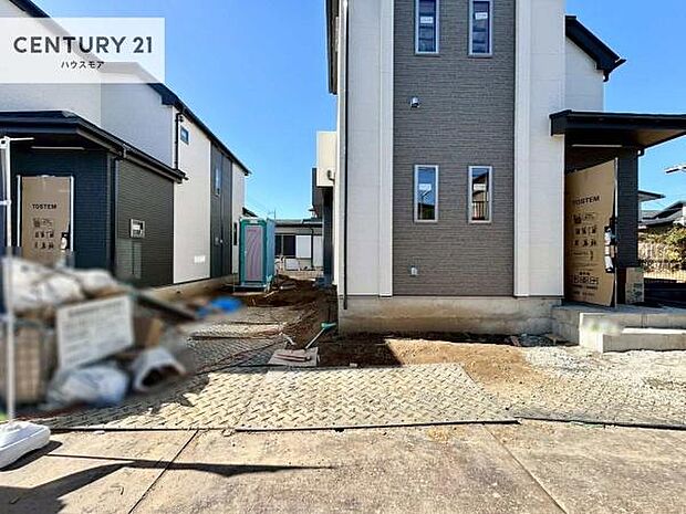 駐車スペースは2台分あります!セカンドカーはもちろん、バイクや自転車なども置き場所に困りません。【現地販売会開催中】