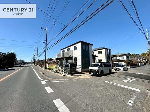 前面道路は5.9m×11.9m!陽当り良好な立地です。車庫入れが苦手な方も安心ですね。【現地販売会開催中】