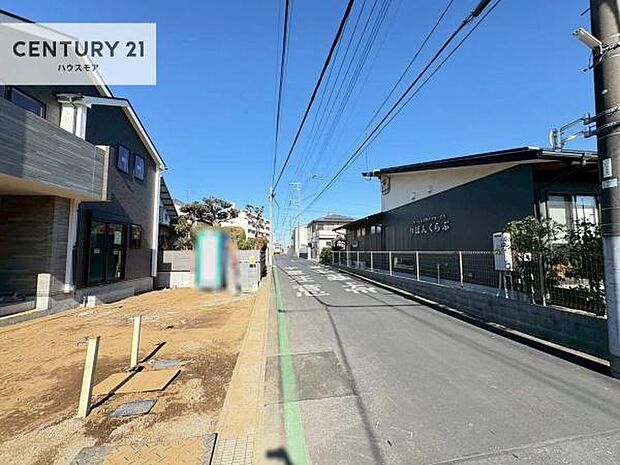 前面道路は4m!陽当り良好な立地です。車庫入れが苦手な方も安心ですね。