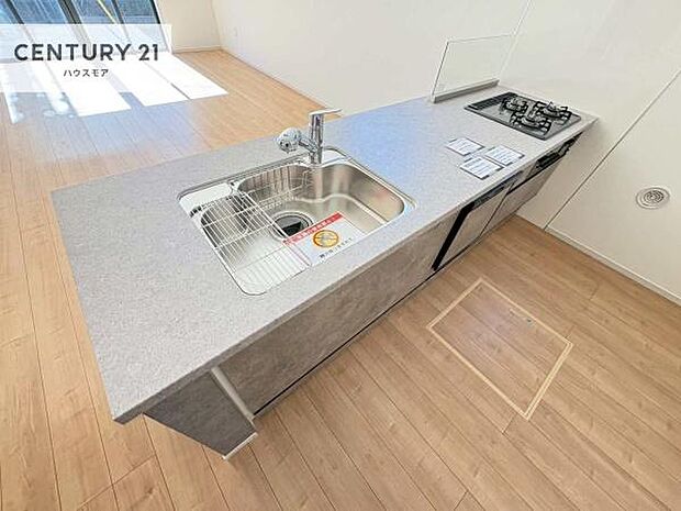 大人気の対面式システムキッチンを採用しています!ご家族のコミュニケーションが自然と増える設計です。お子様にも目が届くので嬉しいですね!広々使えて快適で作業が進みます。