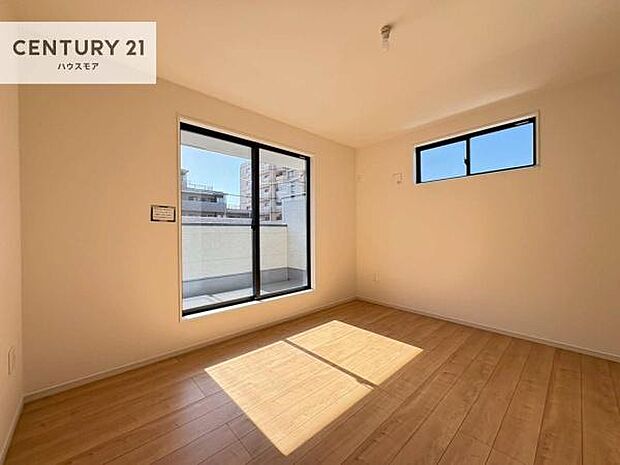 バルコニーに面している洋室です。明るく温もりがあり、換気もしっかりできます!朝起きて、外に出て背伸びをしつつ深呼吸をし良い朝を迎え入れることができます。