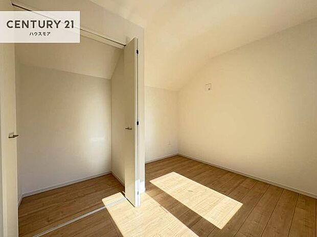掃き出し窓がないお部屋は、お子様のお部屋としても安心です!収納スペースも充実しているので散らかったお部屋をサッと片付けられます!