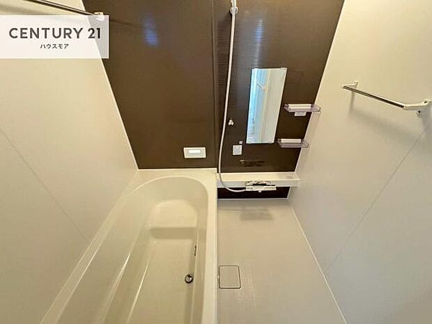 落ち着きある大人の雰囲気のバスルームは、味が出ていてバスタイムが充実!お仕事頑張っているご褒美にお好みの匂いの入浴剤を入れて、楽しんでみてはいかがでしょうか?