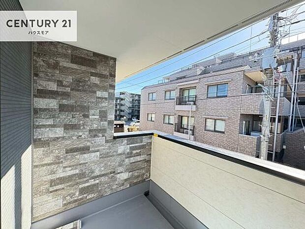 広々としているバルコニーです!お洗濯物を干すのはもちろん風に当たりながらくつろぎタイムが送れます!