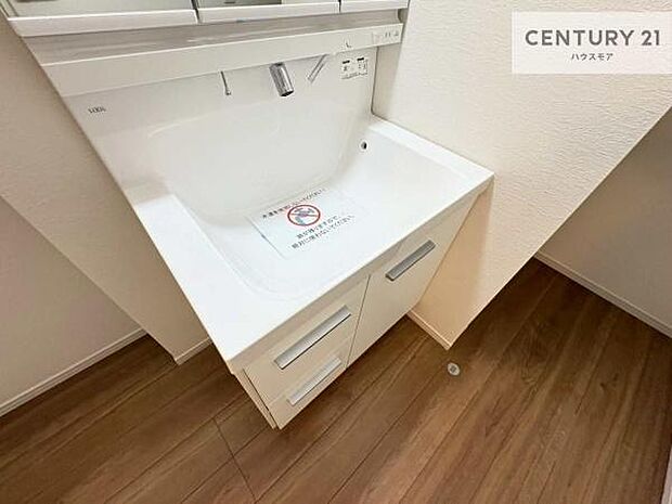 深い洗面台ボウルは、水が跳ねにくいのでお手入れが楽々!清潔感が保てます!キレイな洗面所で自分磨きのモチベーションが上がりますね!