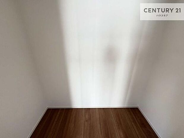 ウォークインクローゼット付きです。たくさんのお洋服などを収納しておけそうですね!他にも扇風機や加湿器など季節物の大きな家電も収納できます。