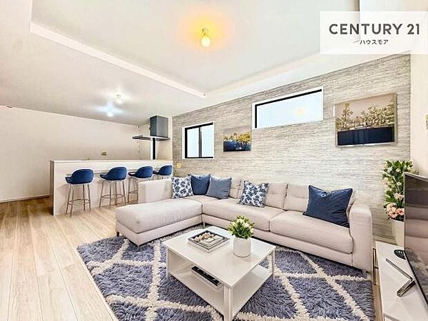 家具はCGパースです。心地良いリビングは家族が自然と集まります。家族団欒の時間が増えそうです。ご家族と、より一層充実した時間を過ごせそうですね。【現地販売会開催中】