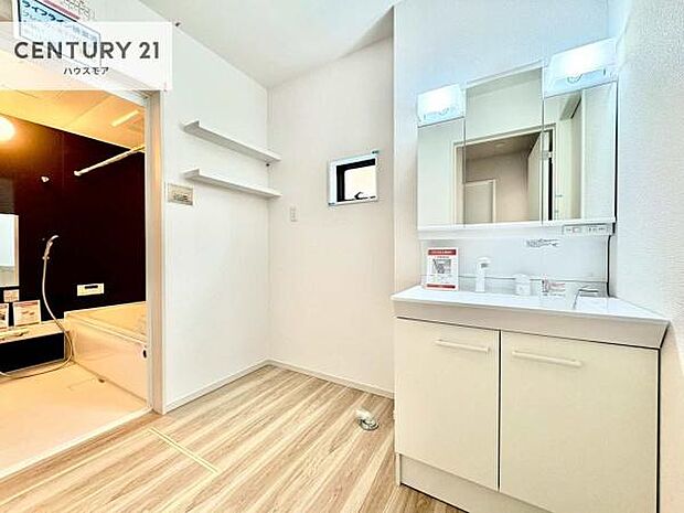 小窓付きの明るい洗面室です!湿気もすぐに入れ替えができて清潔に保つことができます!自然光が差し込むのでお化粧の仕上がりも良くなりますね!【現地販売会開催中】