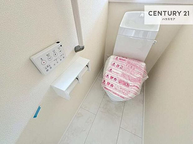 1・2階にトイレがございます!朝の忙しい時間帯も待たずにすみそうですね。白を基調とした清潔感のあるトイレでお手入れがしやすいです!