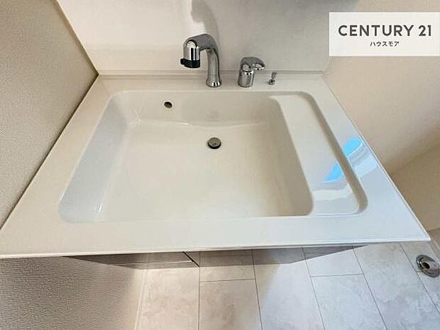 深い洗面台ボウルは、水が跳ねにくいのでお手入れが楽々!清潔感が保てます!キレイな洗面所で自分磨きのモチベーションが上がりますね!