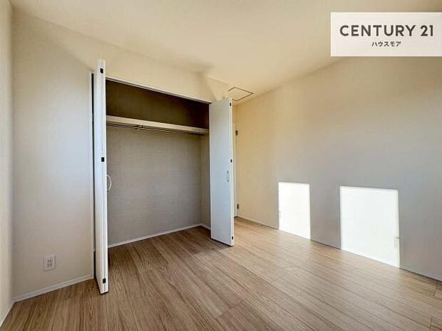 収納スペースがついています!居室をスッキリ整頓する事ができますね。家具を選ばないシンプルなデザインの為、家具を選ばずお気に入りの空間作りができそうですね。