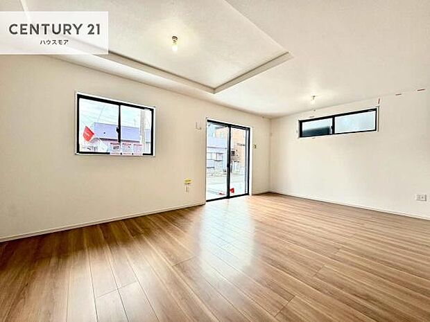 大きな窓からたっぷりの陽ざしが入る明るいリビング。開放感のあるリビングで家族団らんのくつろぎの時間を過ごせます!当日のご見学可能です!是非現地で陽当たりなどご体感くださいませ!【現地販売会開催中】