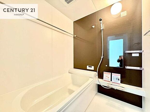 落ち着きある大人の雰囲気のバスルームは、味が出ていてバスタイムが充実!お仕事頑張っているご褒美にお好みの匂いの入浴剤を入れて、楽しんでみてはいかがでしょうか?【現地販売会開催中】