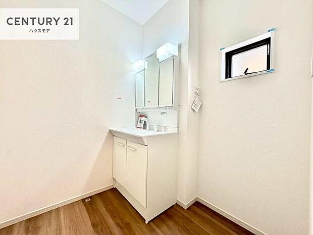 小窓付きの明るい洗面室です!湿気もすぐに入れ替えができて清潔に保つことができます!自然光が差し込むのでお化粧の仕上がりも良くなりますね!【現地販売会開催中】