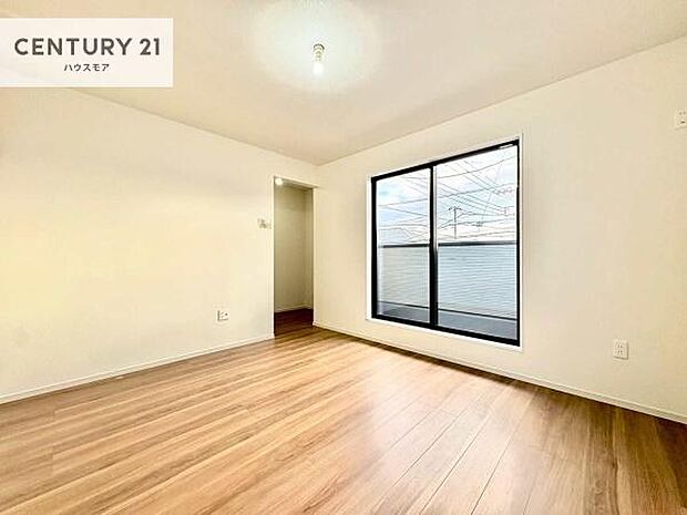 明るい室内は、風通しも良く、明るく大変居心地の良い空間となっております。リラックスして過ごせる心地の良いお部屋です!【現地販売会開催中】