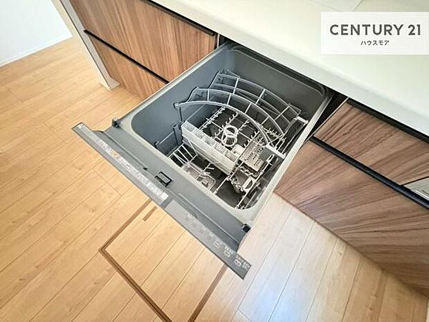 食洗機付きのキッチンです!忙しい時や手荒れ防止として大変活躍する便利な仕様です!ビルトインなのでキッチンの場所を取らず調理スペースを広く使うことが出来ます!