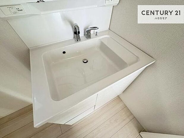 深い洗面台ボウルは、水が跳ねにくいのでお手入れが楽々!清潔感が保てます!キレイな洗面所で自分磨きのモチベーションが上がりますね!