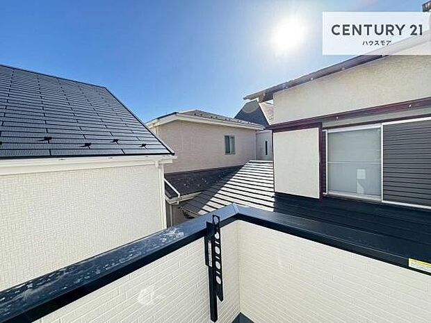 晴れた日には青い空を見渡せる開放的な時間を楽しめます。気持ちの良い風が通り抜ける街並みです!