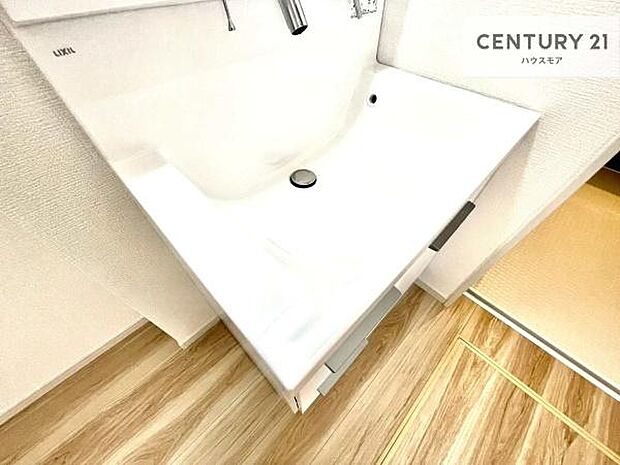 深い洗面台ボウルは、水が跳ねにくいのでお手入れが楽々!清潔感が保てます!キレイな洗面所で自分磨きのモチベーションが上がりますね!