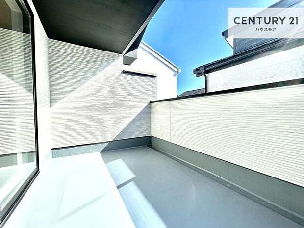 広々としているバルコニーです!お洗濯物を干すのはもちろん風に当たりながらくつろぎタイムが送れます!