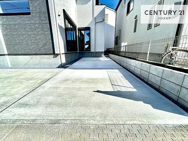 駐車スペースは2台分あります!セカンドカーはもちろん、バイクや自転車なども置き場所に困りません。