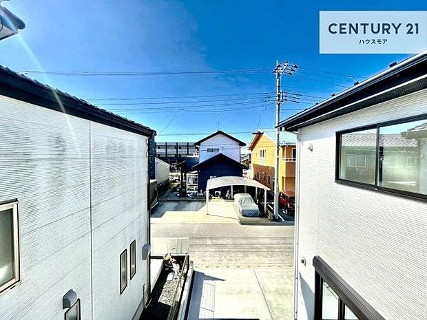 晴れた日には青い空を見渡せる開放的な時間を楽しめます。気持ちの良い風が通り抜ける街並みです!