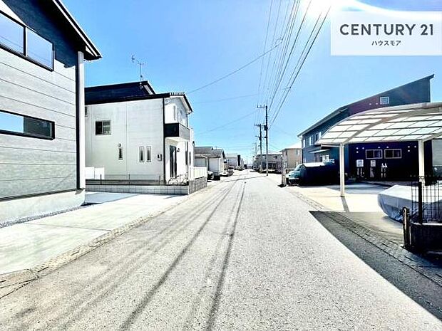 前面道路は6m!陽当り良好な立地です。車庫入れが苦手な方も安心ですね。