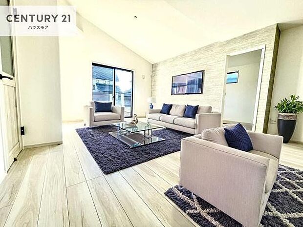 家具はCGパースです。開放感のある広々LDK!ソファーやダイニングテーブルを置いても窮屈にならないので快適に過ごせます!コミュニケーションが取りやすいリビングです!