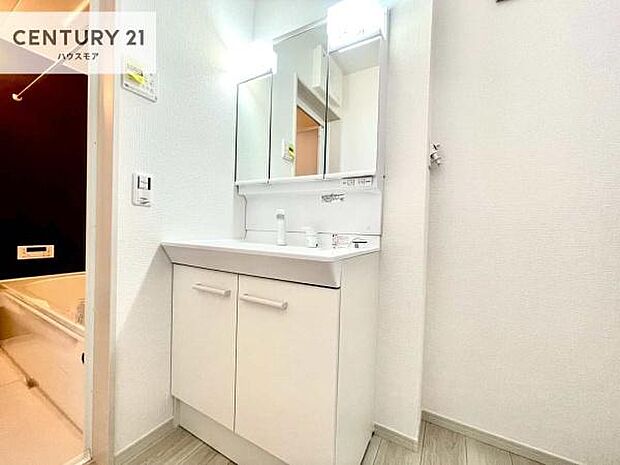 身なりを整える洗面所は、清潔感が大事です!水周りの清潔感のある雰囲気を演出!気持ちよくお使いいただけます。