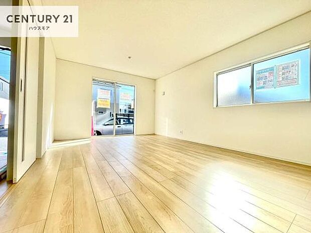 大きな窓からたっぷりの陽ざしが入る明るいリビング。開放感のあるリビングで家族団らんのくつろぎの時間を過ごせます!当日のご見学可能です!是非現地で陽当たりなどご体感くださいませ!